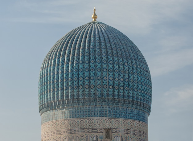 O topo da cúpula com azulejos e mosaicos. os detalhes da arquitetura da ásia central medieval