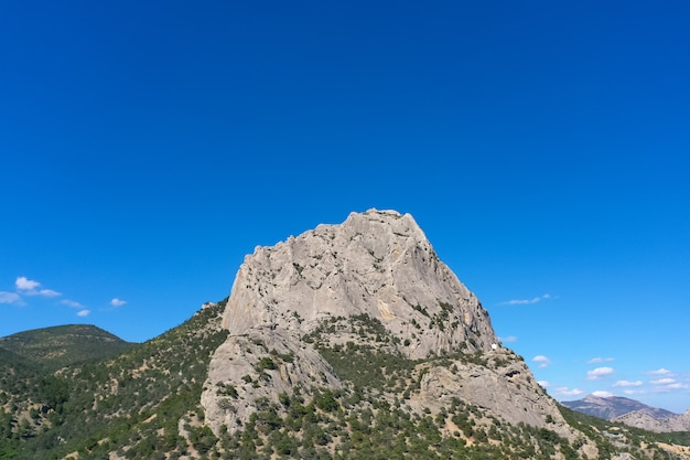 Foto o topo da montanha em um dia ensolarado
