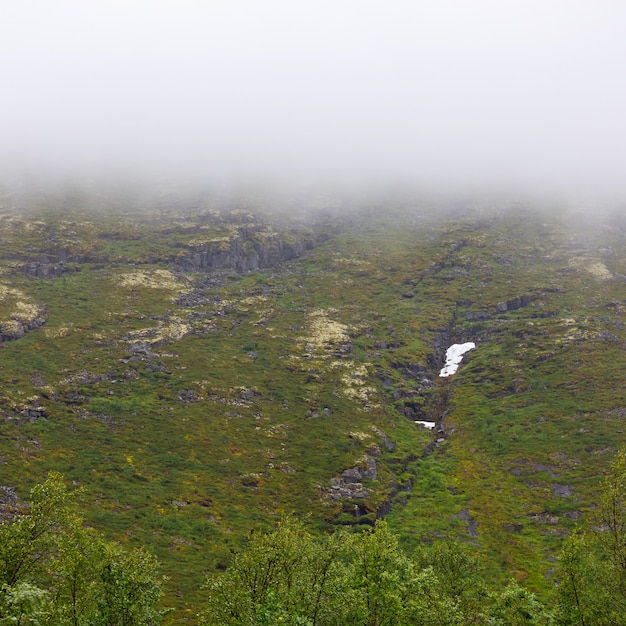 O topo das montanhas nas nuvens, Khibiny, Península de Kola.