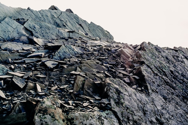 O topo de uma cordilheira rochosa. Pedras planas cinzentas. Rock rochoso