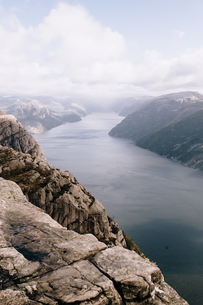 Foto o topo do monte preikestolen (pulpit rock) na noruega