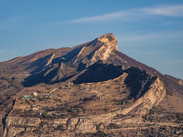O topo do planalto gunib. aldeia montanhosa de gunib situada em um planalto de montanha nas montanhas do cáucaso. aldeia alpina gunib. república do daguestão, rússia