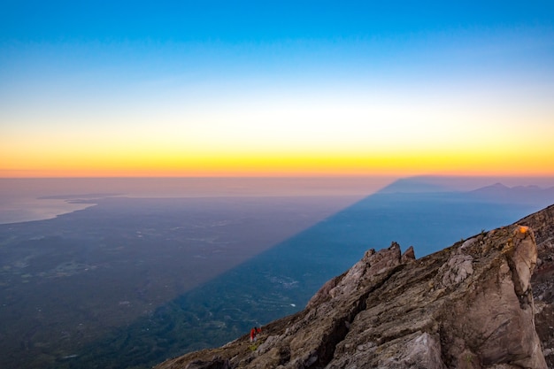 Foto o topo do vulcão monte agung