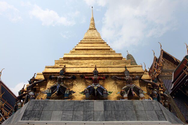 O topo do wat phra kaew