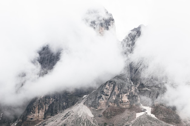 O topo dos Alpes italianos Dolomitas coberto por densas nuvens baixas