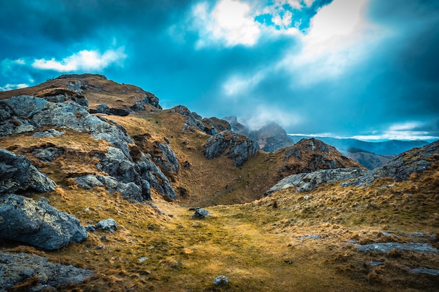 Foto o topo entre as nuvens do monte aiako harria, guipuzcoa. país basco