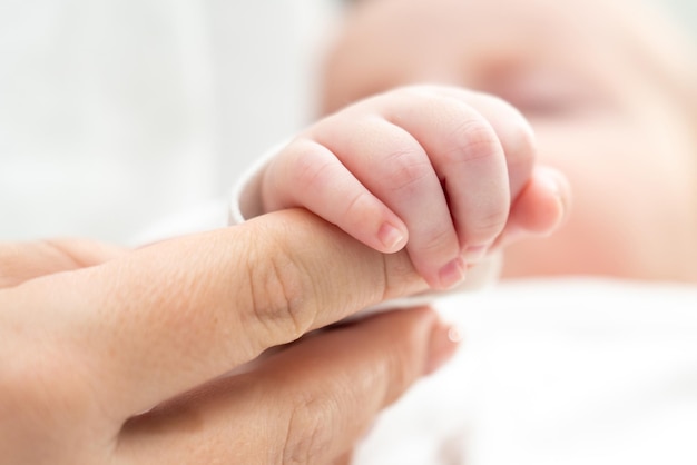 O toque suave fala mais que o conceito de mil palavras do diálogo silencioso entre mãe e recém-nascido