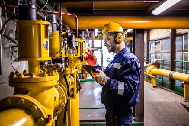 O trabalhador da refinaria monitora e controla o processamento de equipamentos especializados para refinar o petróleo bruto