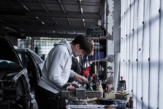 O trabalhador do serviço de carro repara restaura o carro