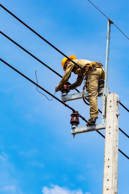 O trabalhador elétrico está reparando o sistema elétrico