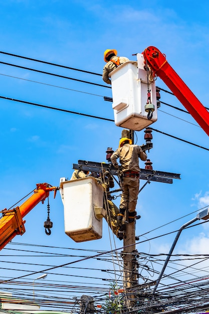 Foto o trabalhador elétrico está reparando o sistema elétrico