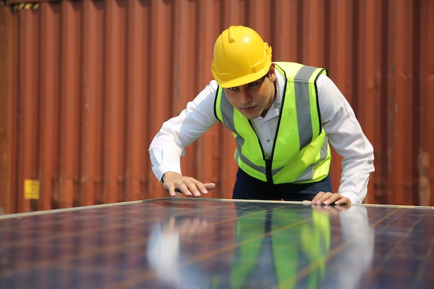 O trabalhador masculino está instalando o painel solar, técnico de instalação de painéis solares no telhado. poder de energia solar de energia alternativa, conceito ecológico.