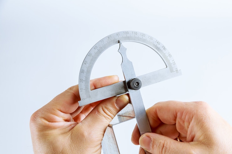 Foto o trabalhador mede o ângulo do produto de metal com um transferidor digital. ferramenta e equipamento de dobra de chapa metálica em um fundo branco. transferidor digital.
