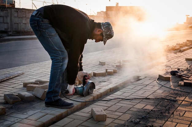 O trabalhador no canteiro de obras vê materiais de construção