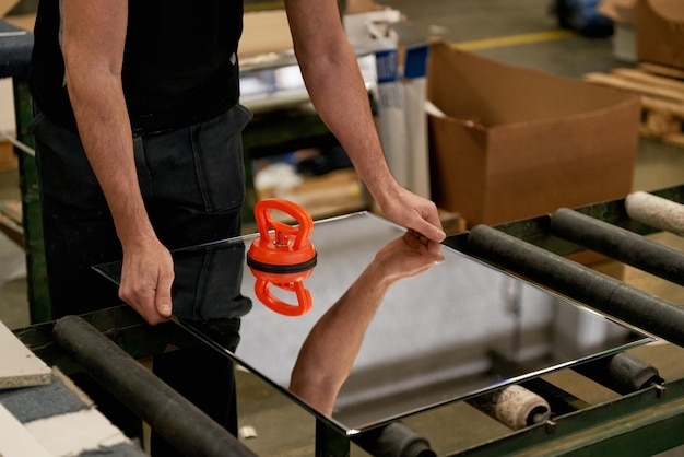 Foto o trabalhador prepara a embalagem dos móveis para posterior venda. produção industrial de móveis.