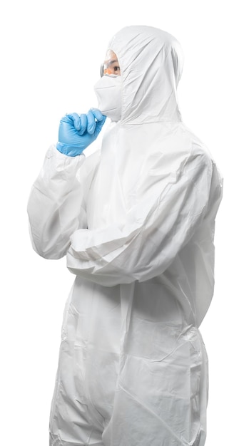 O trabalhador usa traje de proteção médica ou macacão branco pensa ou analisa isolado no branco