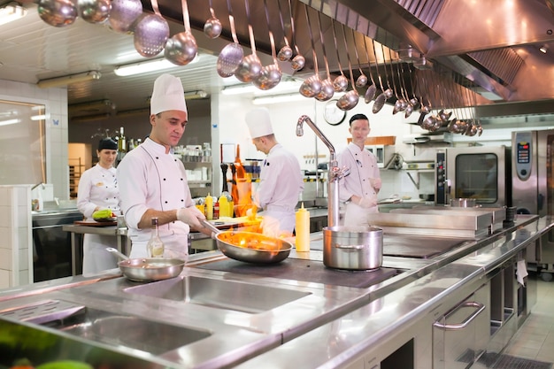 O trabalho do cozinheiro na cozinha do restaurante.