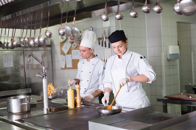 O trabalho do cozinheiro na cozinha do restaurante.