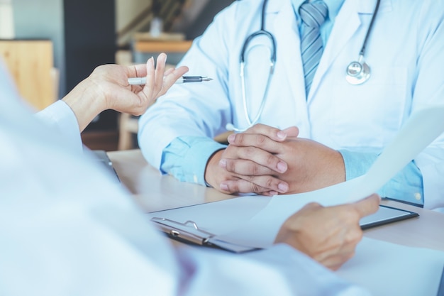 O trabalho em equipe dos médicos discute a reunião.