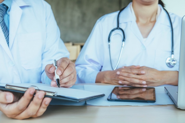 O trabalho em equipe dos médicos discute a reunião.