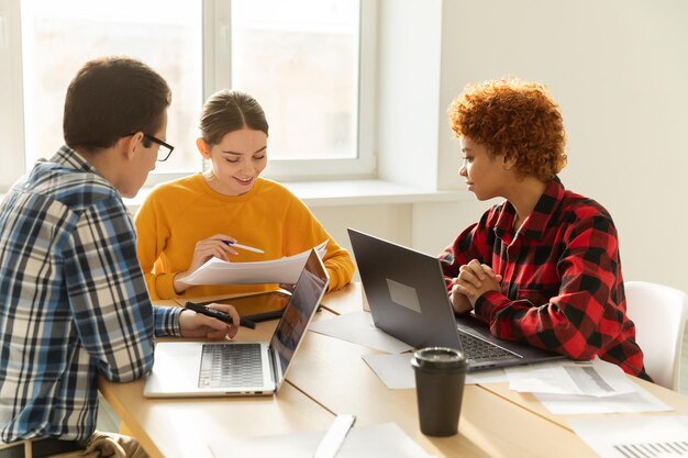 Foto o trabalho em equipe faz brainstorming de diversos colegas que trabalham juntos e discutem o grupo de estatísticas financeiras de pessoas felizes