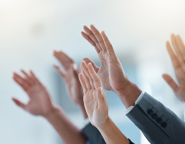 O trabalho em equipe faz o sonho funcionar. Tiro de um grupo de empresários com as mãos levantadas.