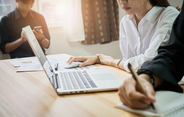 O trabalho em equipe nos ajuda a selecionar a melhor informação. Para levar aos clientes para serem usados ​​no trabalho bem sucedido. Conceito de trabalho de qualidade, efeito vintage.