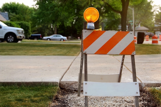 O trabalho na estrada à frente espera que os cones de atraso digam aos motoristas para ficarem alertas