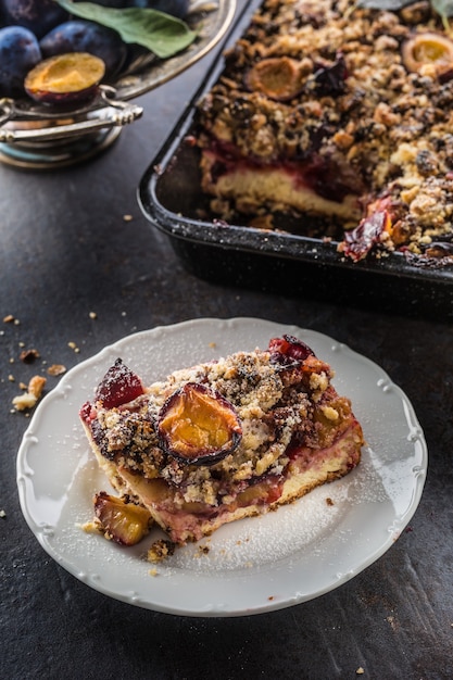 O tradicional bolo de ameixa doce na chapa branca.