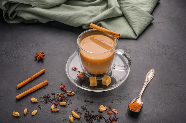 O tradicional chá indiano masala chai em uma xícara transparente é um close-up