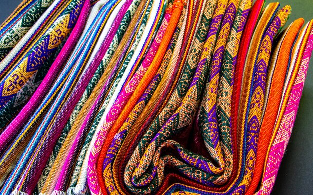 O tradicional colorido Inca cobre Llicllas à venda em um mercado no Peru