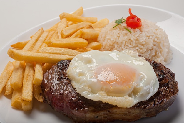 O tradicional prato brasileiro. bife de cavalo (filé com ovo servido com arroz e fritas).