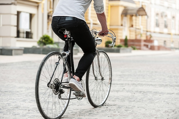 O transporte urbano perfeito. close de jovem sentado em sua bicicleta enquanto andava pela rua