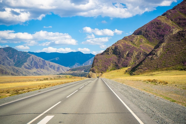 O trato de chuysky é uma estrada de montanha com belas vistas em altai rússia