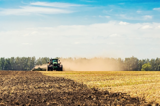 O trator ara a terra. Imagem de agricultura