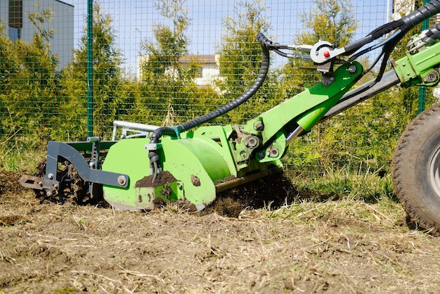 O trator está cultivando o solo no campo agrícola Liberando o solo de moagem de culturas antigas