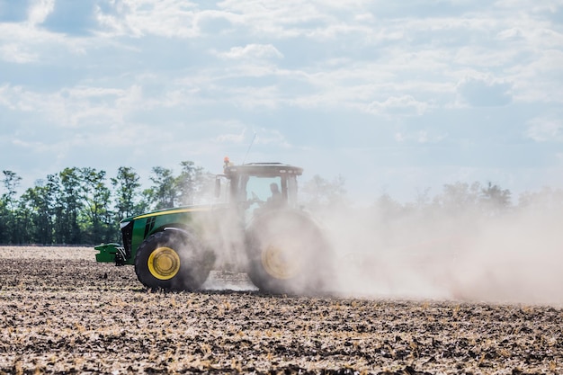 O trator verde cultiva o solo para semear