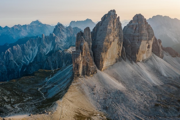 O Tre Cime di Lavaredo durante o pôr do sol no Sexten Dolomites Itália