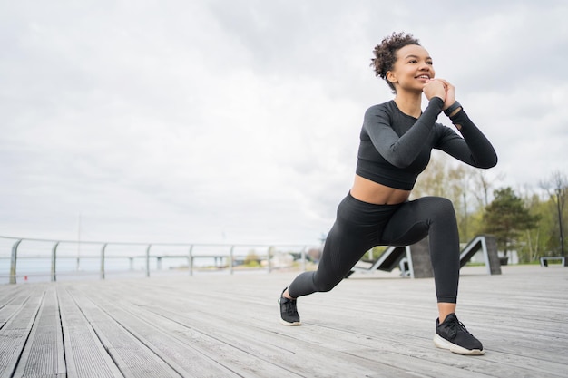 Foto o treinador de corrida está vestindo um agasalho de tênis uma corredora esportiva usa um relógio de fitness