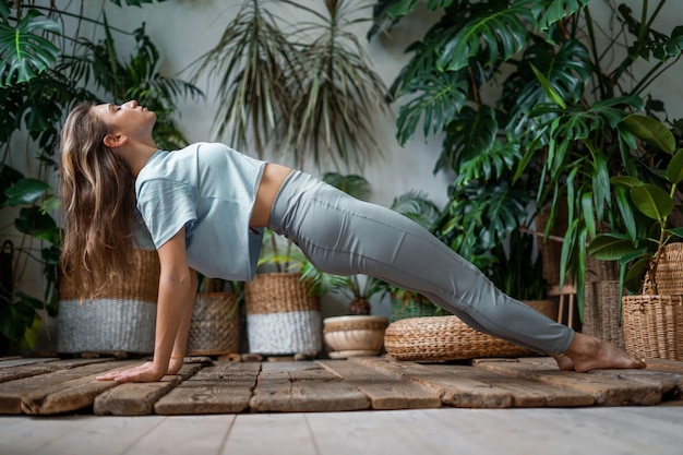 O treinador faz o exercício de postura asana Estilo de vida saudável e harmonia Uma mulher faz ioga