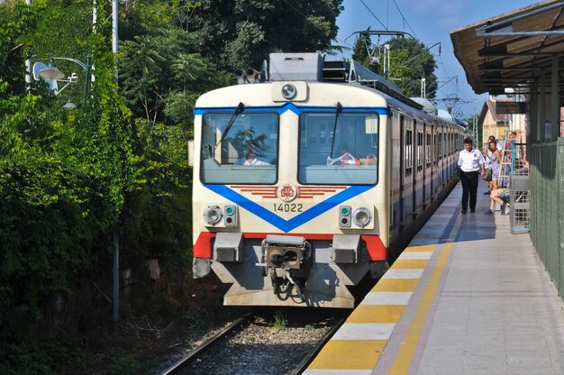 Foto o trem chega à estação em istambul