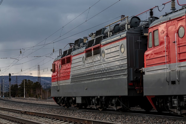 O trem de carga se move rapidamente pelo campo transporte de mercadorias por ferrovia