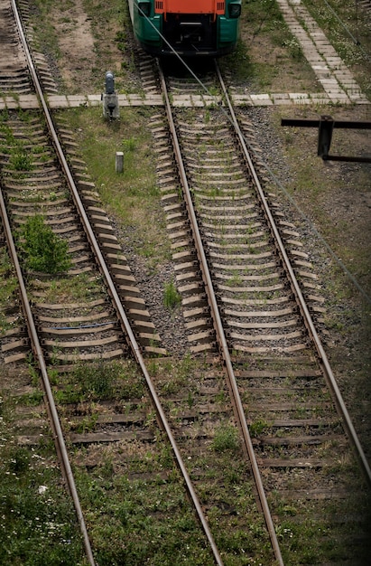 O trem de passageiros passa pelas trilhas ferroviárias o conceito de uma viagem