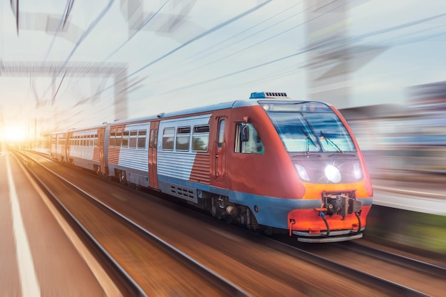 Foto o trem de passageiros viaja pelo efeito de desfoque de movimento ferroviário