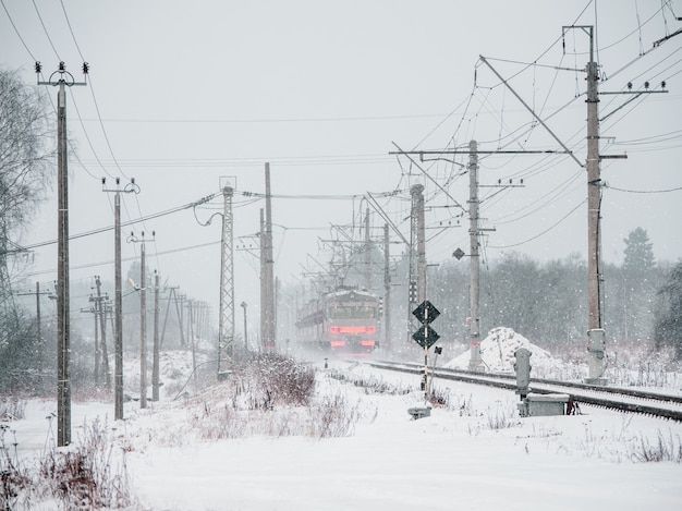 O trem está em movimento em um dia nevado de inverno. rússia.