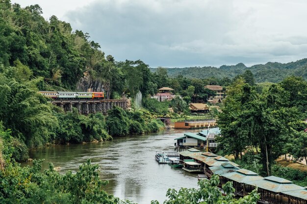 O trem está se movendo na Ferrovia da Morte perto do rio Kwai em Kanchanaburi, Tailândia