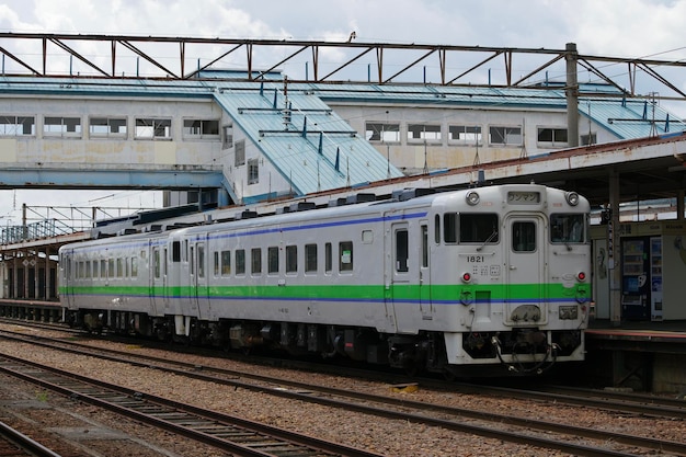 O trem local Kiha 40 na estação de Takikawa