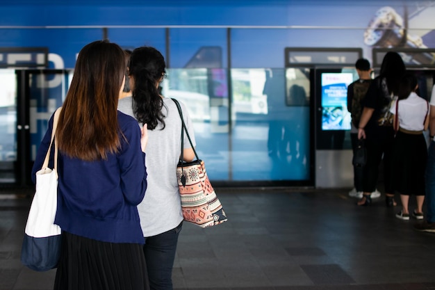 Foto o trem skytrain corre na cidade