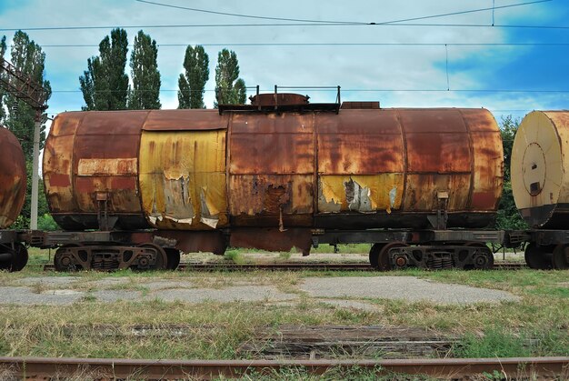 O trem transporta tanques velhos