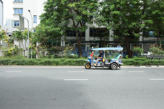 O tuk tuk correndo na estrada em lumphine bangkok tailândia